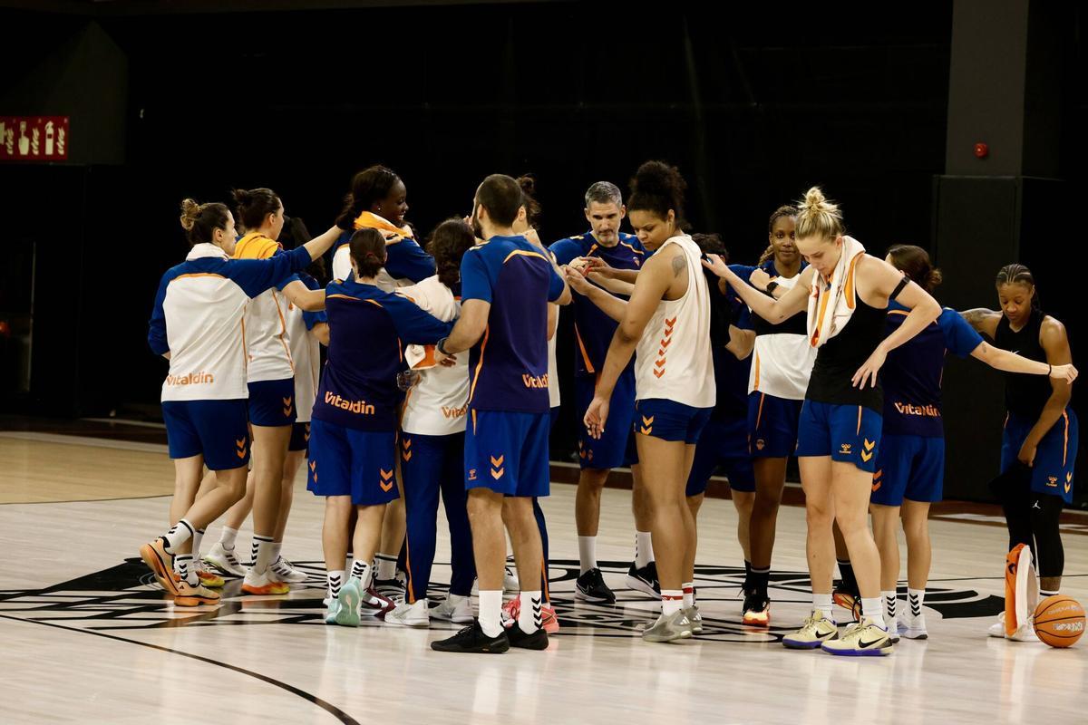 Valencia. comparecencia Rubén Burgos y Raquel Carrera previa final LFE vs Casademont Zaragoza (miércoles 13, 12:30h, Roig Arena)* El primer equipo femenino del Valencia Basket abrirá a los Medios de Comunicación el final de su entrenamiento VL