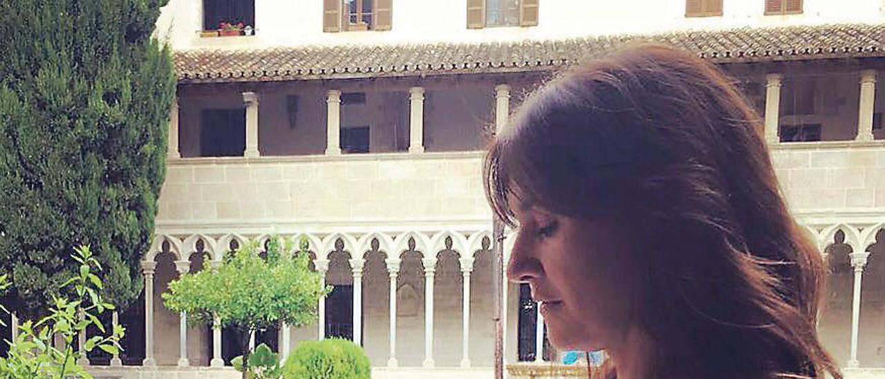 Laura Borràs, en el claustro de Sant Francesc de Palma.