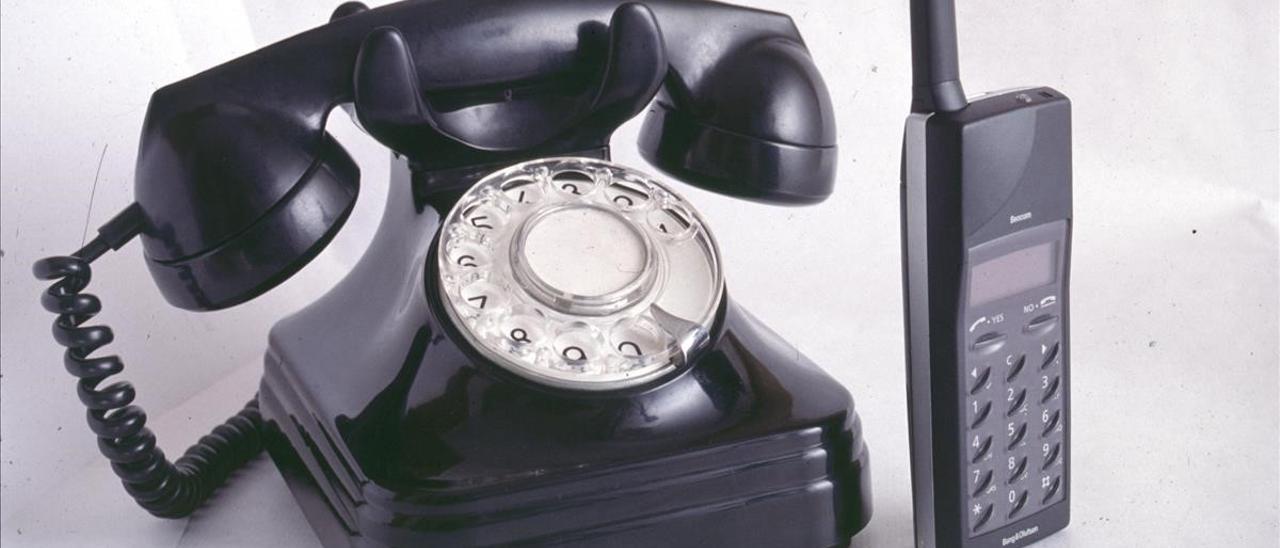 Un teléfono analógico (a la izquierda) acompañado de uno de los primeros teléfonos móviles