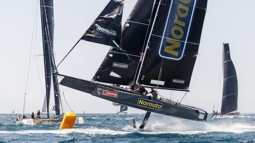 El GC32 &quot;Norauto&quot;, volando hoy en la bahía de Palma.