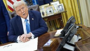 Trump cumple su amenaza arancelaria pero Canadá y México reaccionan con represalias