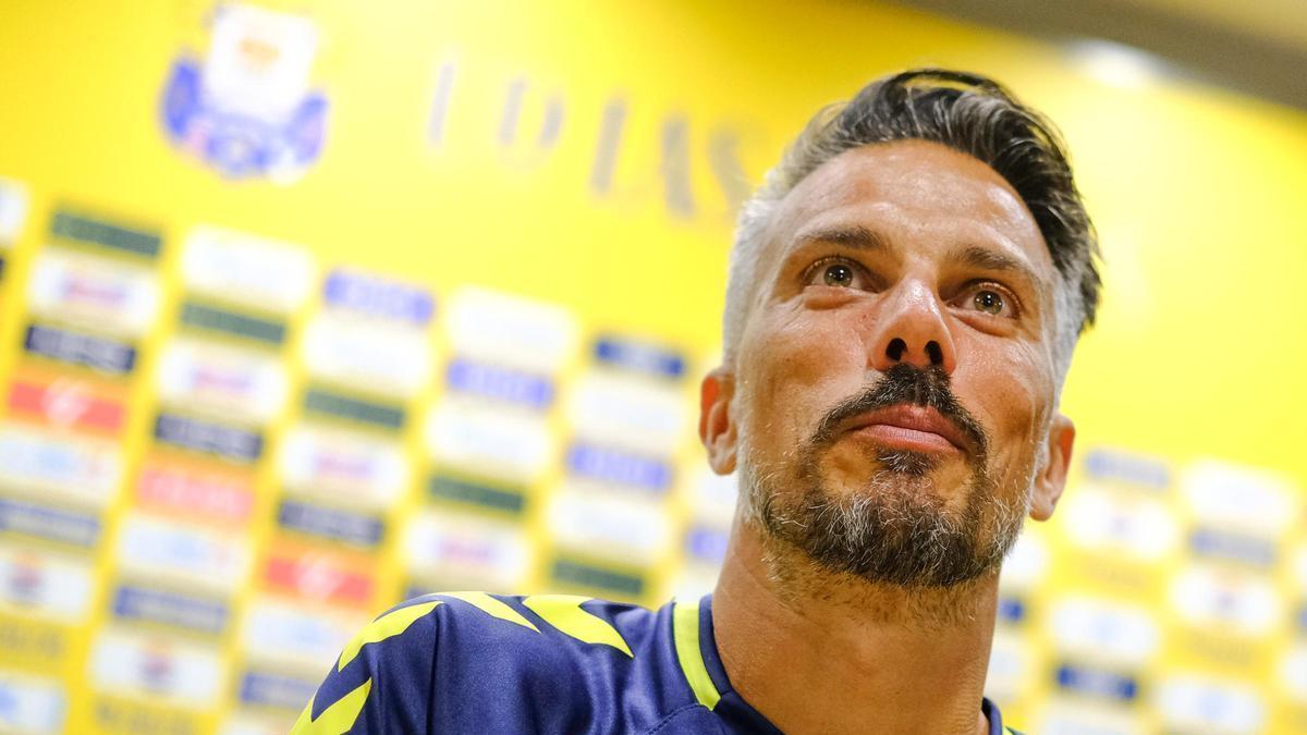 De la Barrera y fichar un portero: "Le juro por la Virgen del Pino que en Girona juega Adri si pasa algo extraño"
