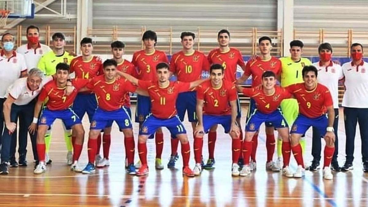 Foto de equipo de la selección 19, con los dos benaventanos. | Cedida