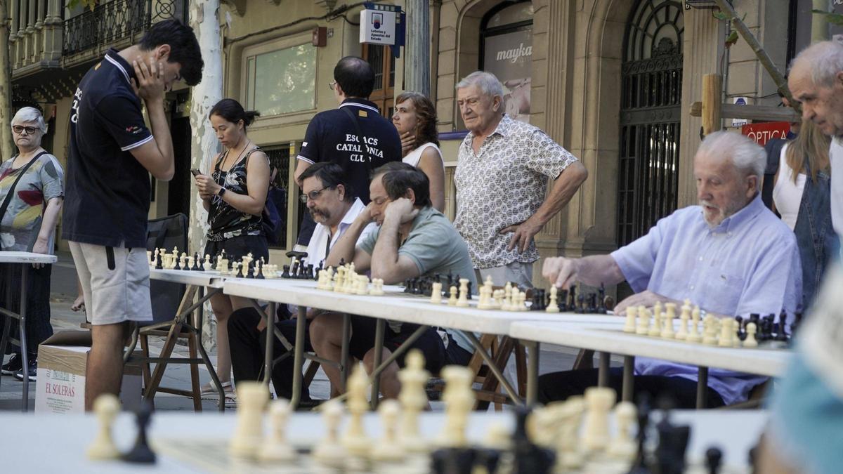 Simultànies d'escacs al Passeig de Manresa