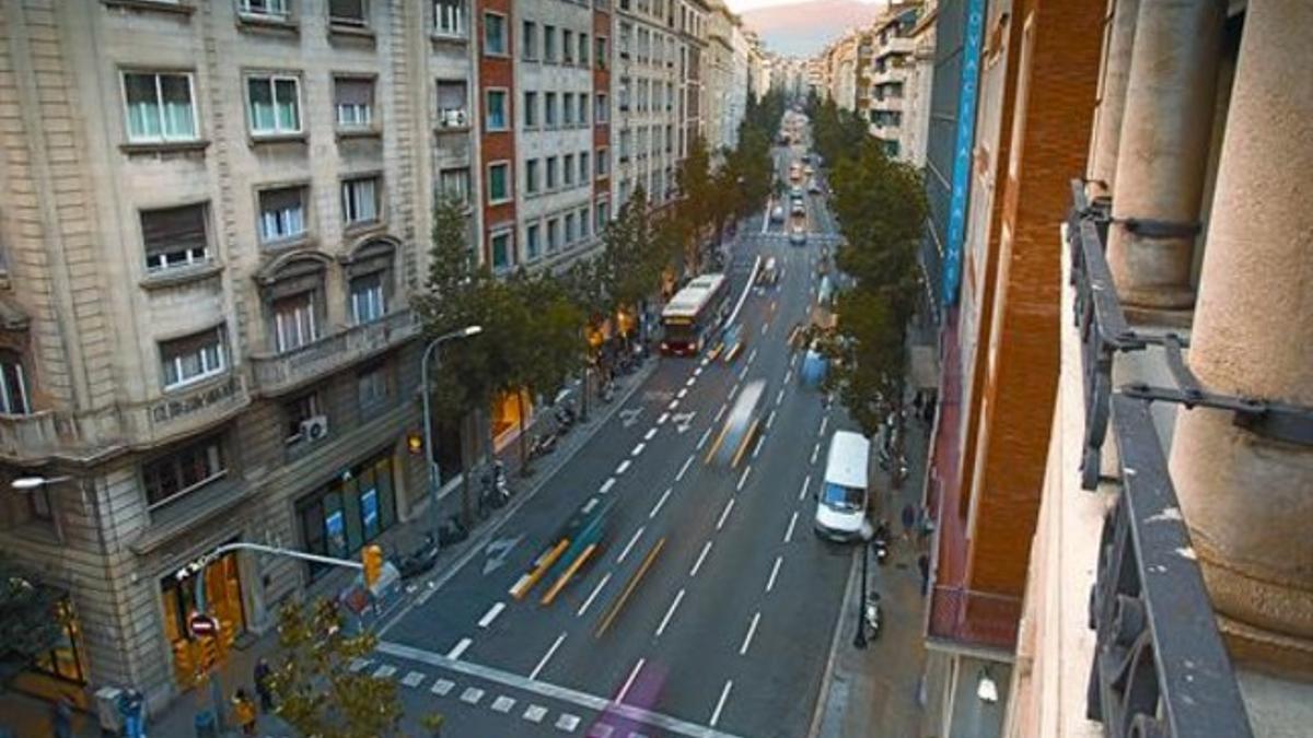 Imagen de la calle de Balmes en la parte superior de la avenida Diagonal, con sus estrechas aceras, ayer.