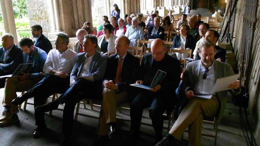 Alcaldes, gerente del Xacobeo, deán, ediles y público en la apertura del acto, ayer en el claustro.