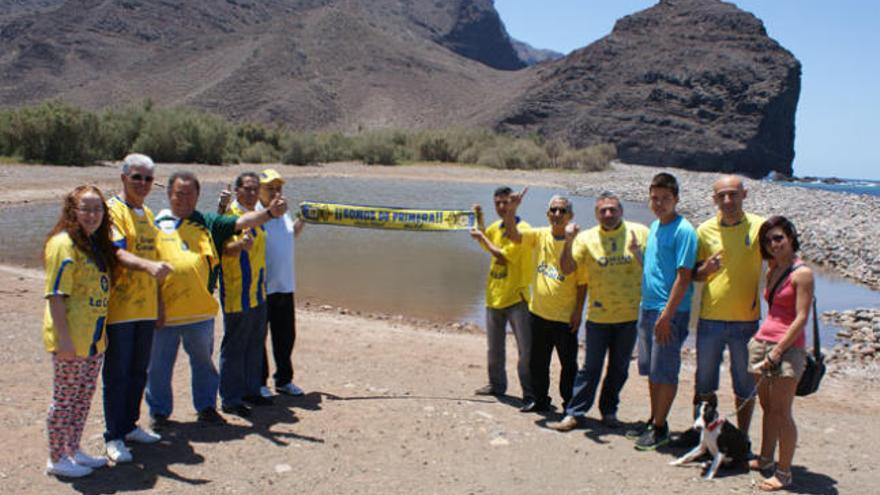 Los abonados de la UD de La Aldea de San Nicolás, ayer, antes de desplazarse al estadio, posan junto al Charco, con Vicente Melián -2ºi-, junto a su hija Naikeren -1ºi-. | lp