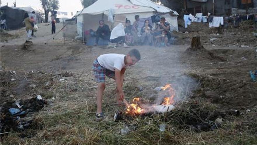 Una campaña recoge productos de higiene y calzado para refugiados en Lesbos