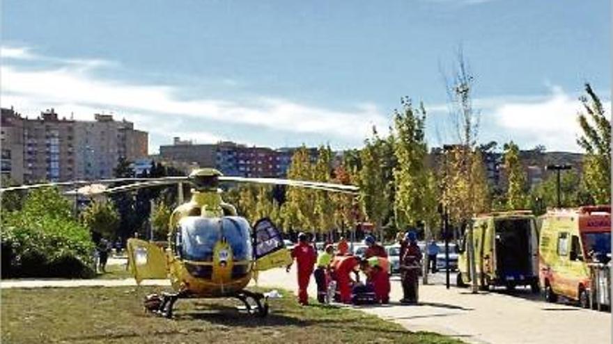 Els efectius d&#039;emergències amb la jove, minuts abans de evacuar-la en helicòpter al Trueta de Girona.