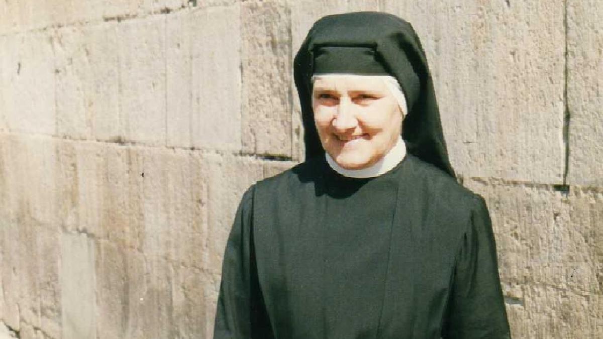 La Madre Belén junto a la basilica de Santa María de Elche