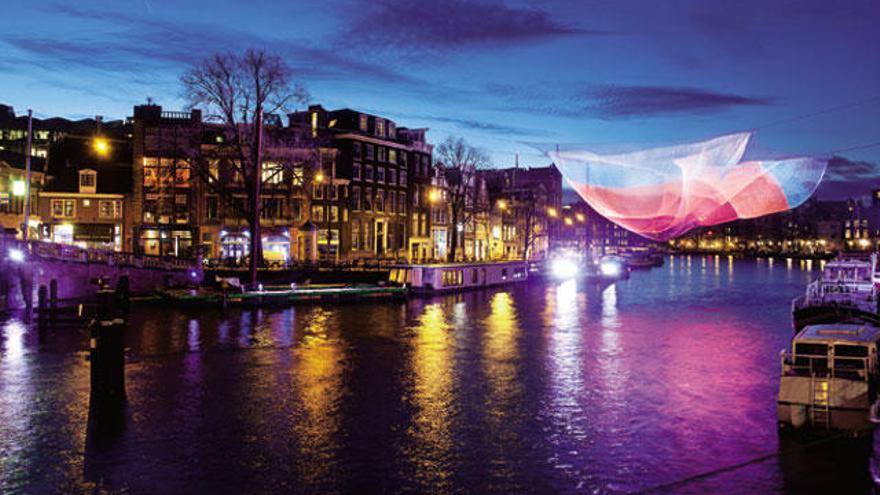 Una imagen de la preciosa ciudad de Ámsterdam con luces navideñas.