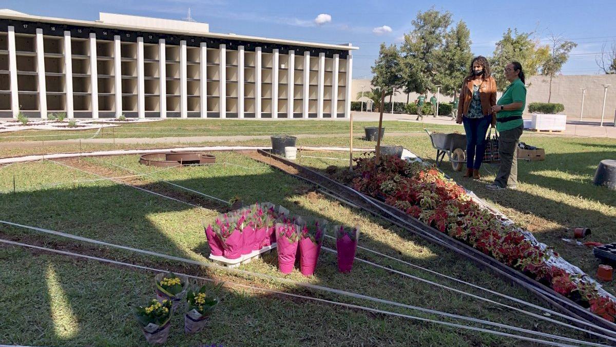 La alcaldesa, M. Galí, y la profesora de jardinería, en el cementerio.