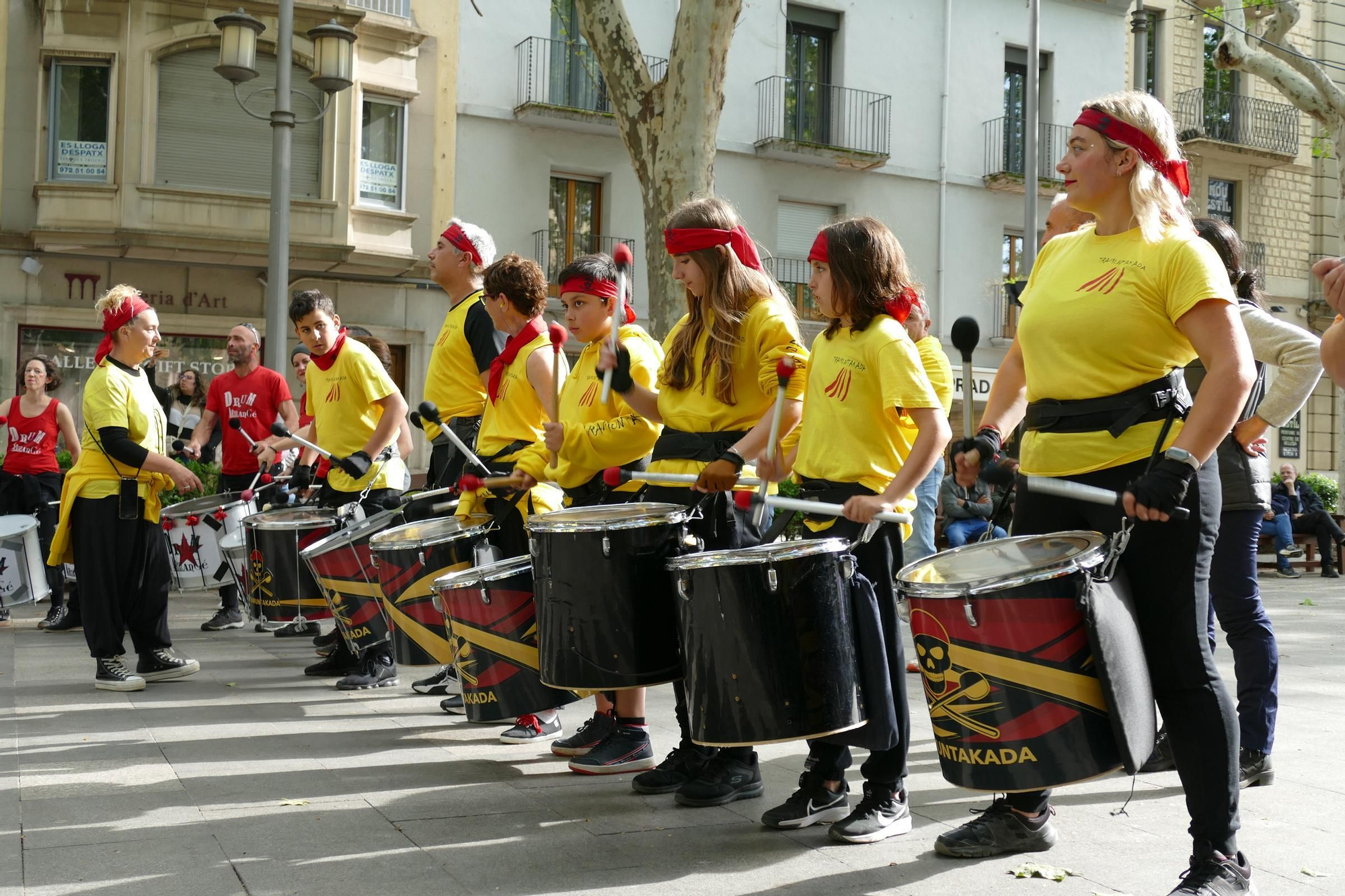 Figueres ressona amb una gran batucada de Santa Creu