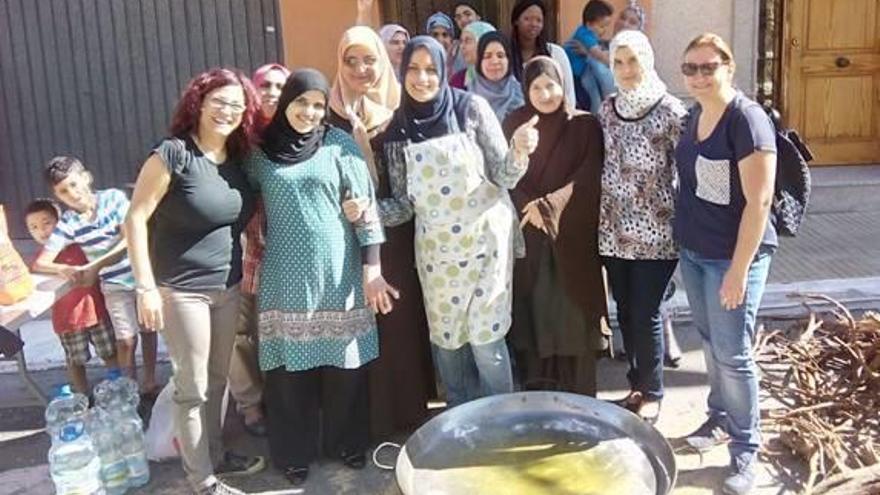 Un grupo de mujeres argelinas y marroquíes participa en un concurso de paellas de Alzira