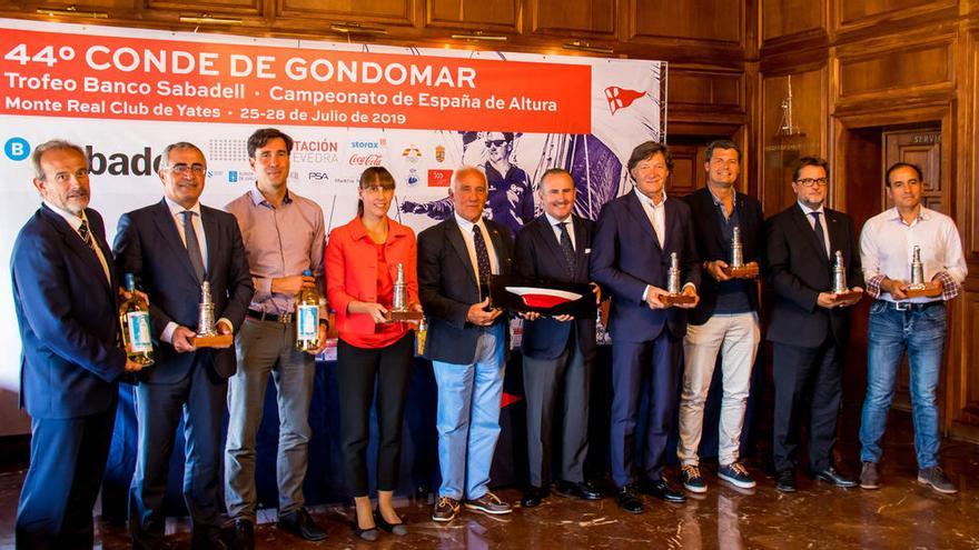 El presidente del Monte Real, José Luis Álvarez, y el director de Sabadell Gallego, Pablo Junceda, en el centro de la imagen, en la presentación. // Rosana Calvo