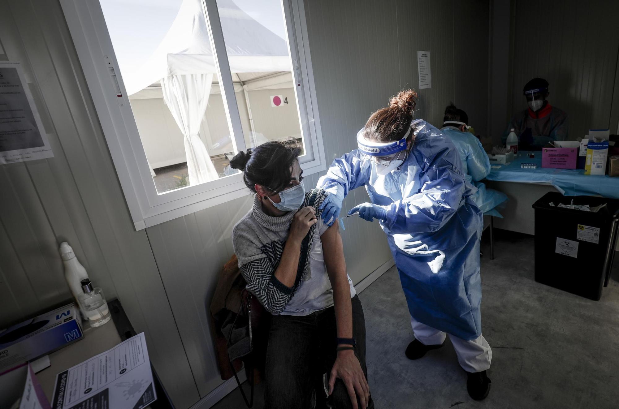 Arranca la vacunación de sanitarios que trabajan en 'primera línea covid'