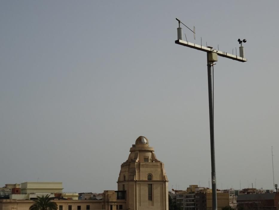 El polvo en suspensión enturbiaba el cielo de València, ayer jueves.