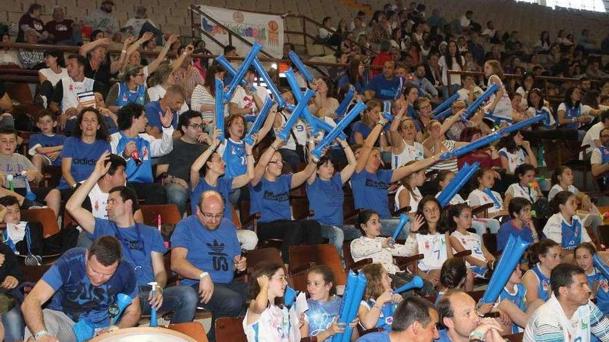 Los vilagarcianos generaron un espectacular ambiente en León. // FEB