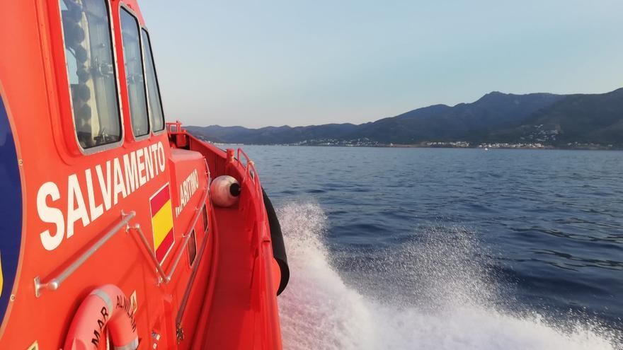 Rescaten quatre tripulants d&#039;una barca després de xocar contra les roques a Llançà