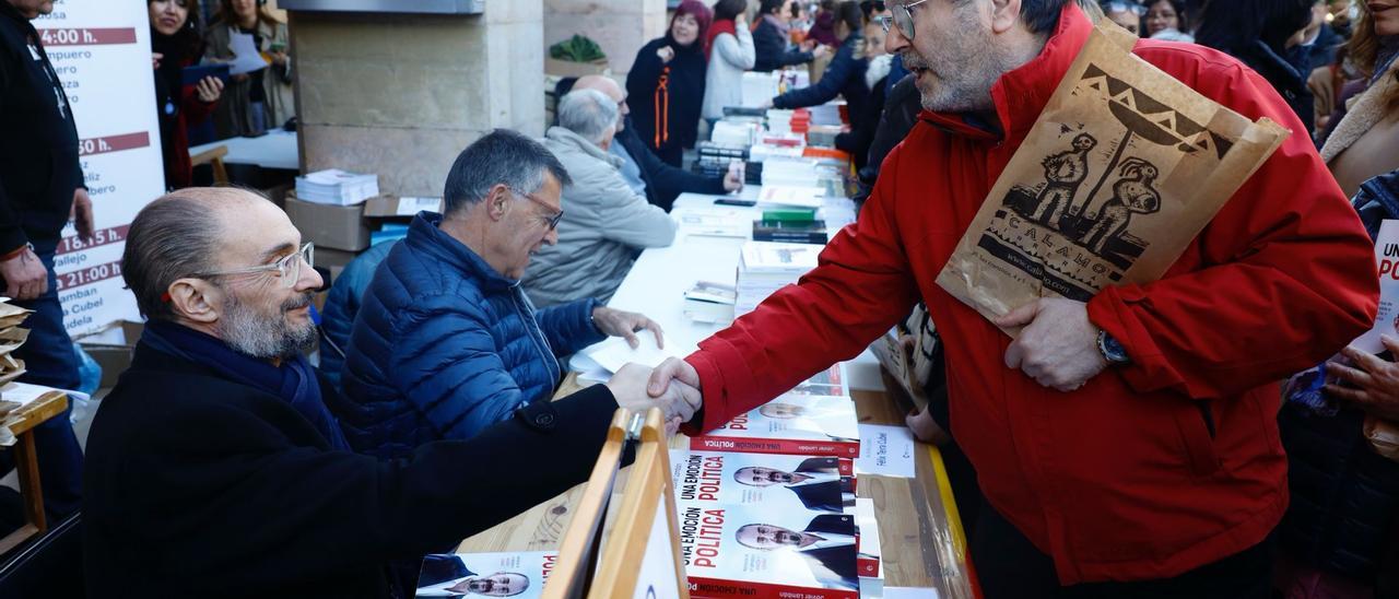 En imágenes | Javier Lambán firma su libro en el Paseo Independencia