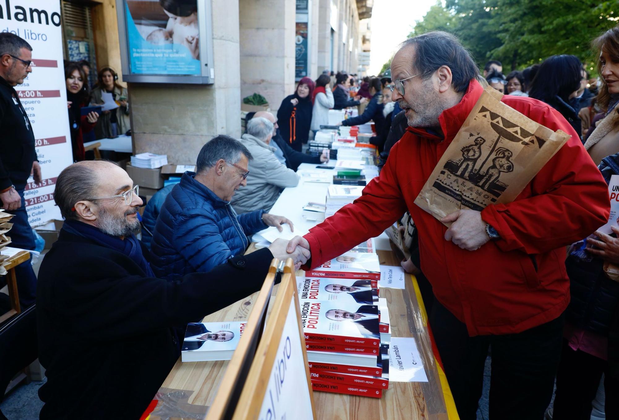 En imágenes | Javier Lambán firma su libro en el Paseo Independencia