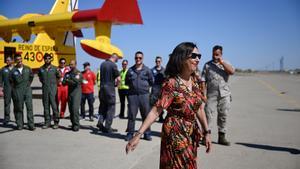 La ministra de Defensa en funciones, Margarita Robles, durante su visita a la Base Aérea de Zaragoza, a 11 de agosto de 2023, en Zaragoza, Aragón (España). Durante su visita a la Base Aérea, la ministra ha ido al Destacamento del 43 Grupo del Ejército del