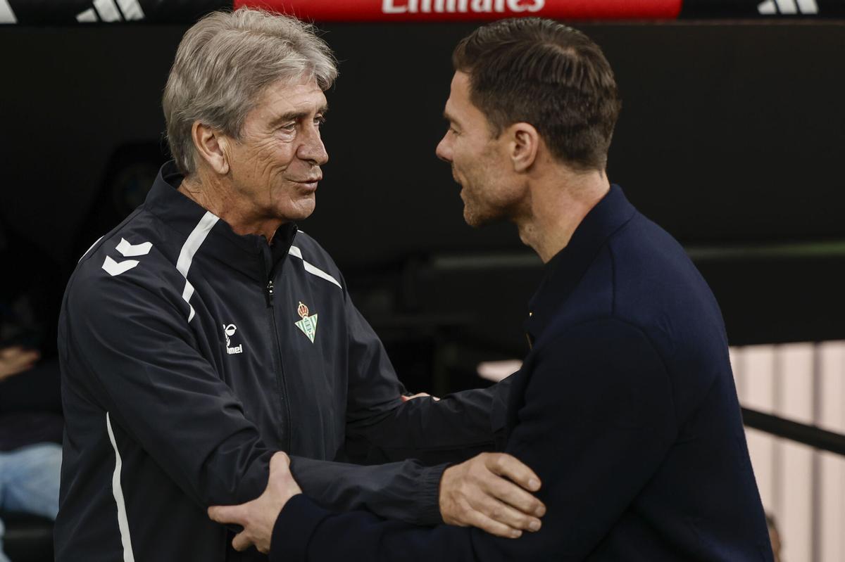 Xabi Alonso saluda a Manuel Pellegrini antes del partido de LaLiga entre el Real Madrid y el Betis en el estadio Santiago Bernabéu.