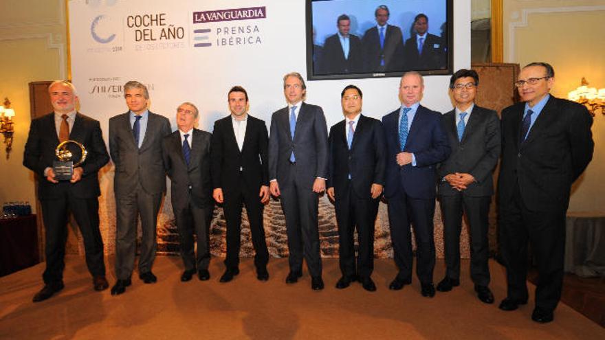 Por la izquierda, Daniel López Jordá, director general de Negocios Minoristas de Energía de Gas Natural Fenosa; Francisco Reynés, presidente de Gas Natural Fenosa; Javier Godó, presidente del Grupo Godó; Toni Bou, piloto de trial; Íñigo Martínez de la Serna, ministro de Fomento; Hong-Jo Chun, embajador de Corea en España; Leopoldo Satrústegui, director de Hyundai España; Dong Huwy Park, presidente de Hyundai España, y Javier Moll de Miguel, presidente de Prensa Ibérica.