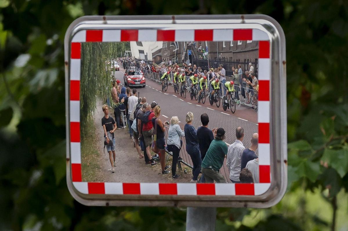 UTRECHT, 19/08/2022.- El equipo Arkea-Samsic, durante la primera etapa de La Vuelta 2022, con una crono inaugural de 23 kilómetros con salida y llegada en Utrecht este viernes. EFE/ Javier Lizón