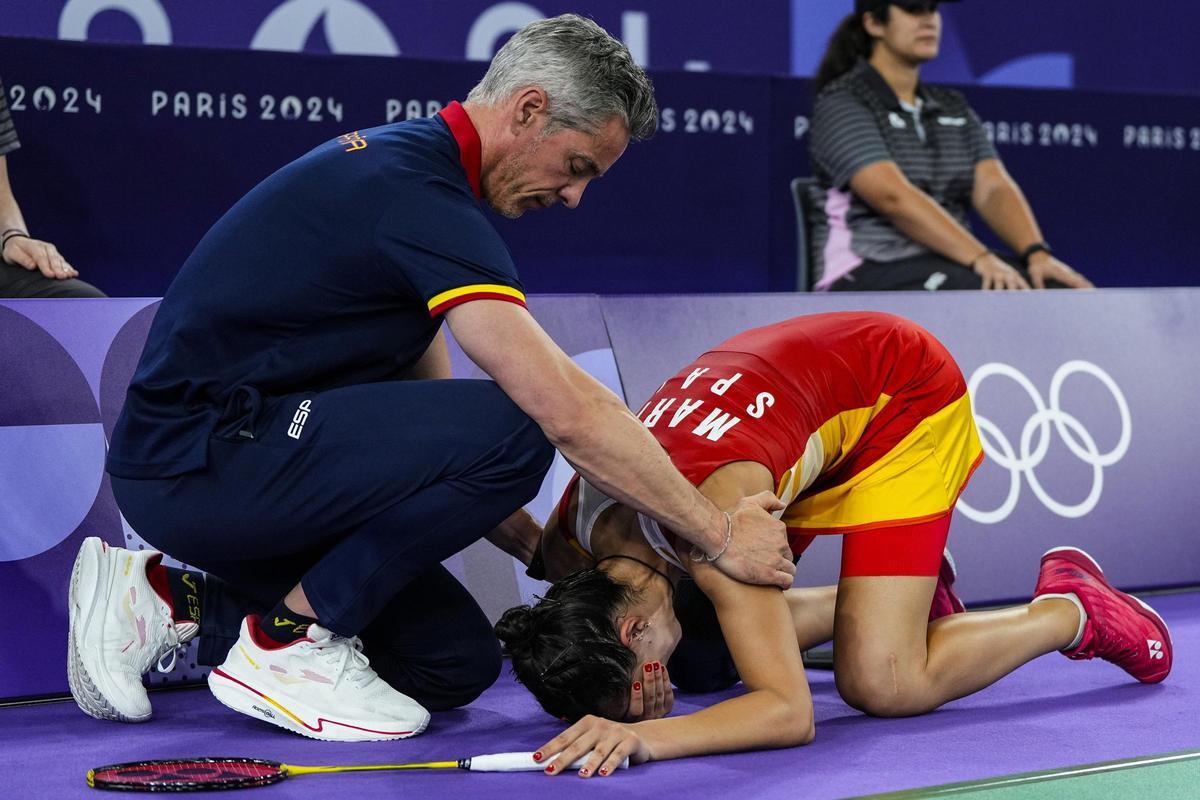 Carolina Marín, tras su lesión en semifinales de París 2024.