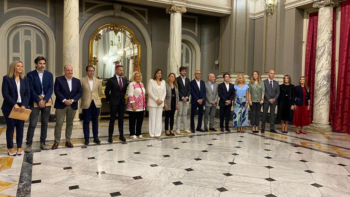 Foto de familia del nuevo gobierno de PP y Vox