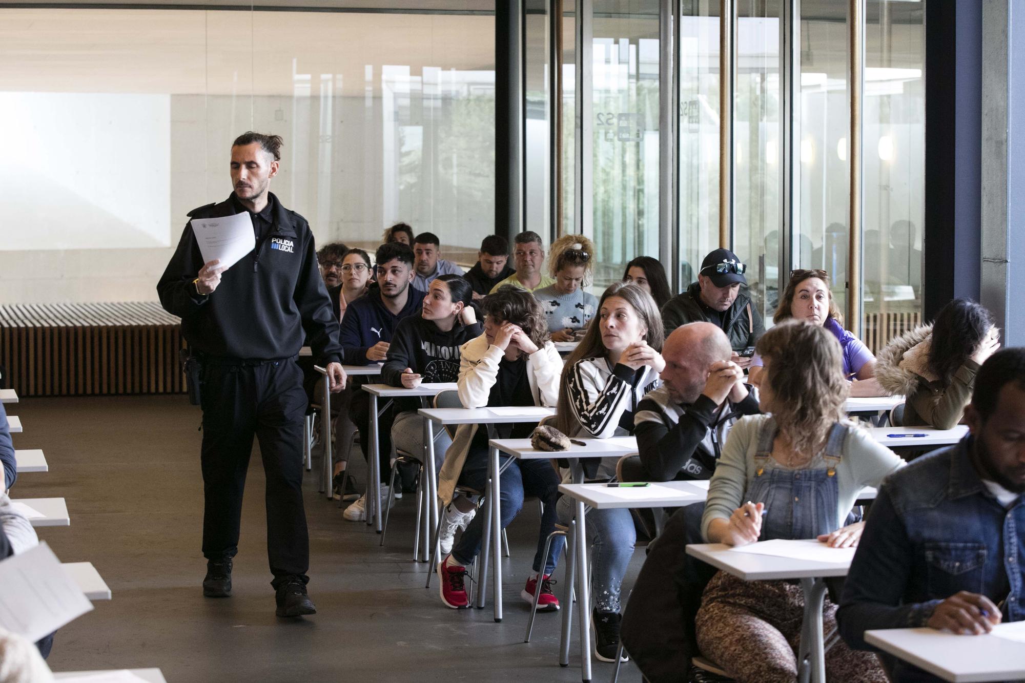 Galería de imágenes de los exámenes para obtener el carnet de taxista en Santa Eulària