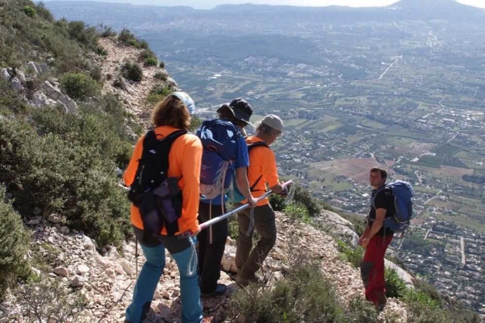 Una montañera ciega sube por primera vez al Montgó