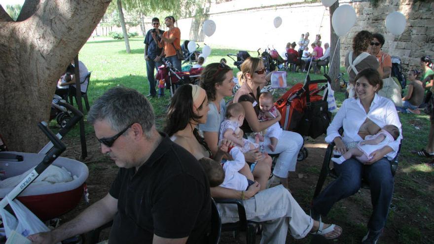 Madres amamantando en el Parc de la Mar en una edición pasada.