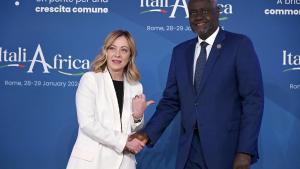 La primera ministra italiana, Giorgia Meloni, saluda al Presidente de la Unión Africana, Moussa Faki Mahamat.