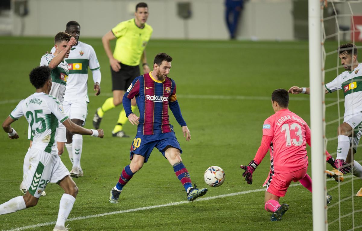Messi marca el 2-0 al Elche en el Camp Nou.