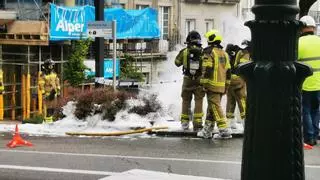 Un incendio en una arqueta de Urzáiz deja sin luz a 3.000 usuarios del centro y suspende los trenes a Pontevedra