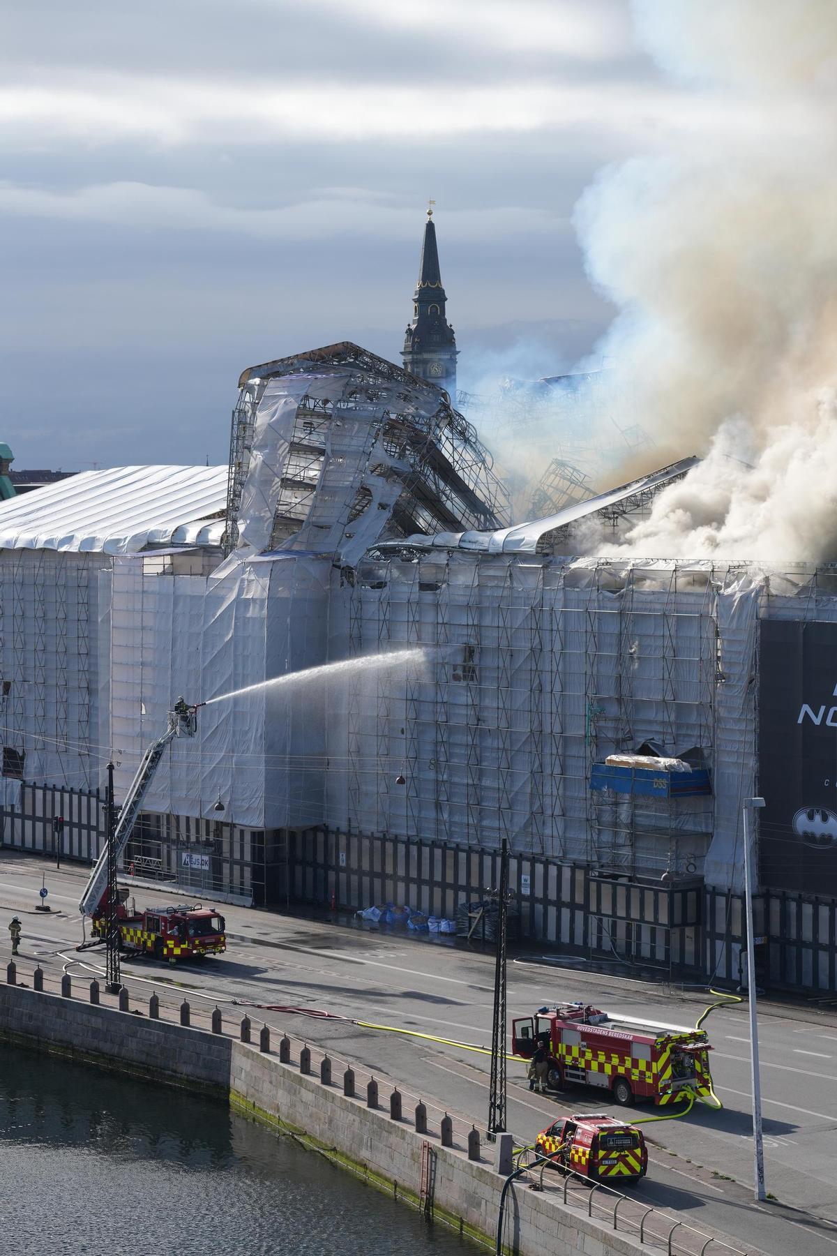 El fuego devora el edificio de la Bolsa de Copenhague