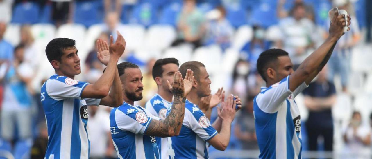 Los jugadores saludan a la afición al finalizar el partido. |  // CARLOS PARDELLAS