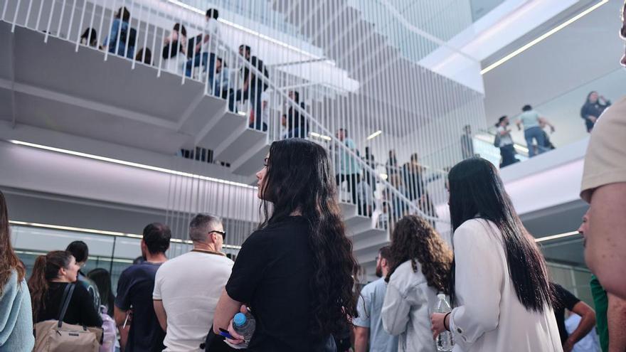 Más de 6.000 malagueños acuden a la convocatoria de oposiciones en Málaga: las imágenes de la jornada