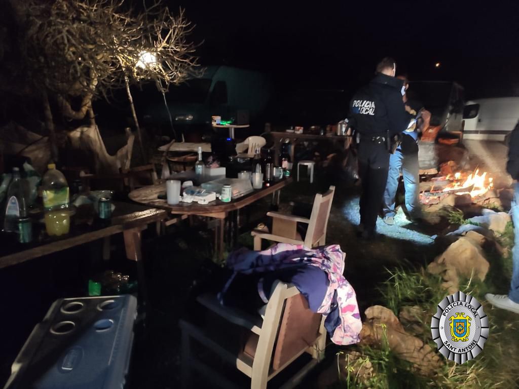 La policía desmantela una fiesta ilegal con 40 personas en Ibiza