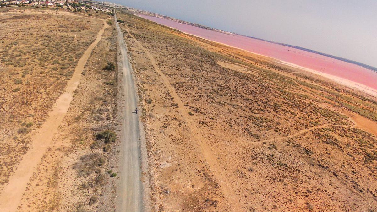 Via Verde de las Salinas en Los Montesinos en paralelo a la laguna rosa