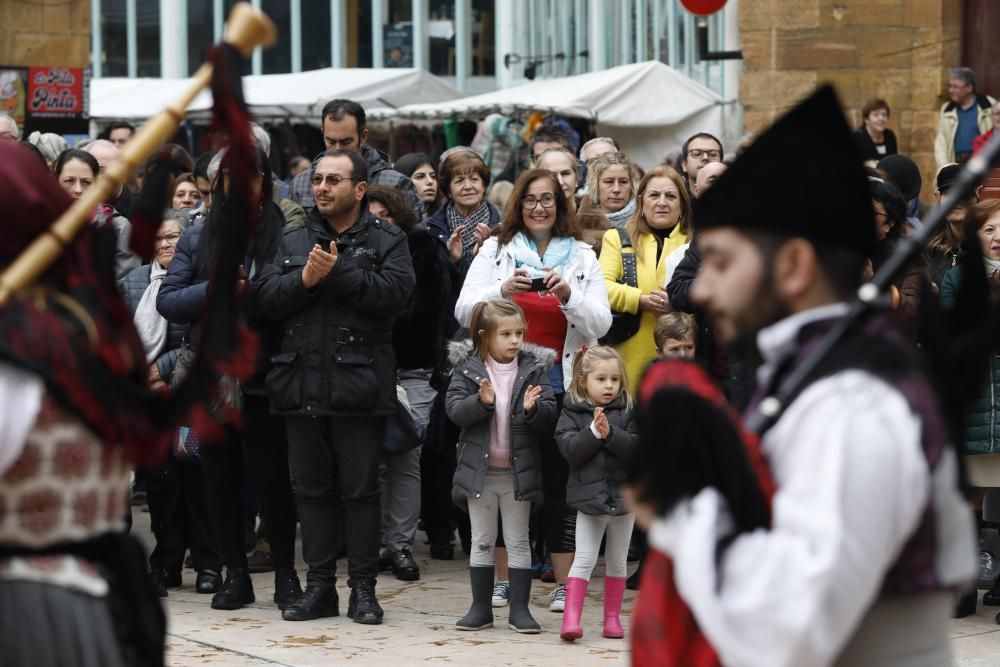 Folclore en la plaza del Ayuntamiento de Oviedo