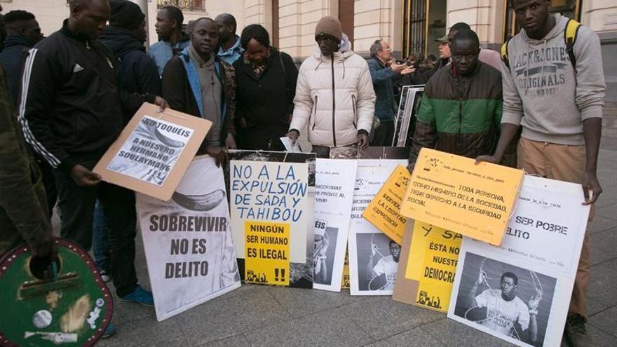 Unas 150 personas muestran su solidaridad con el mantero fallecido en Madrid