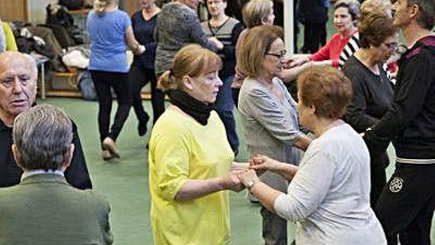 El grupo de alumnos sigue el ritmo en una sala del pabellón del campus zamorano.