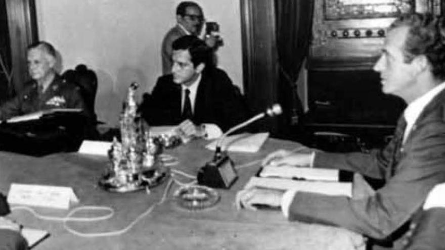 El Rey preside con Suárez en María Pita el consejo de ministros que aprobó la amnistía el 30 de julio de 1976.