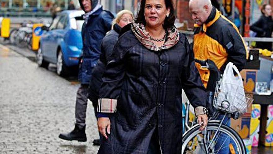 La líder del Sinn Féin, Mary Lou McDonald, passejant pels carrers de Dublín.