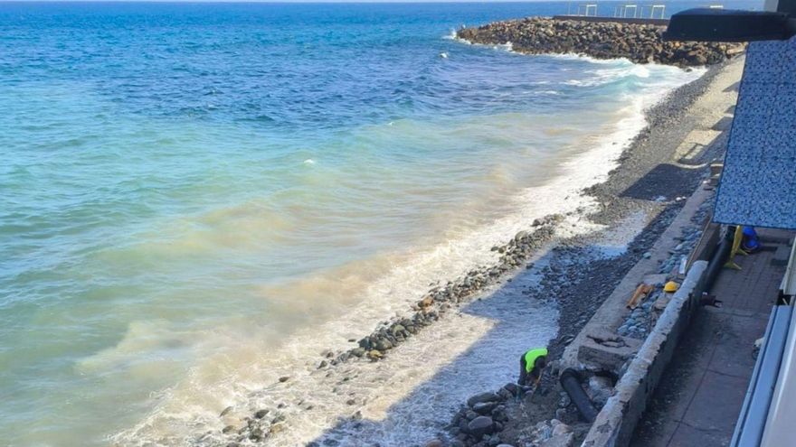 Destrozos en la avenida originaria de Pozo Izquierdo y vertido de aguas fecales en el mar