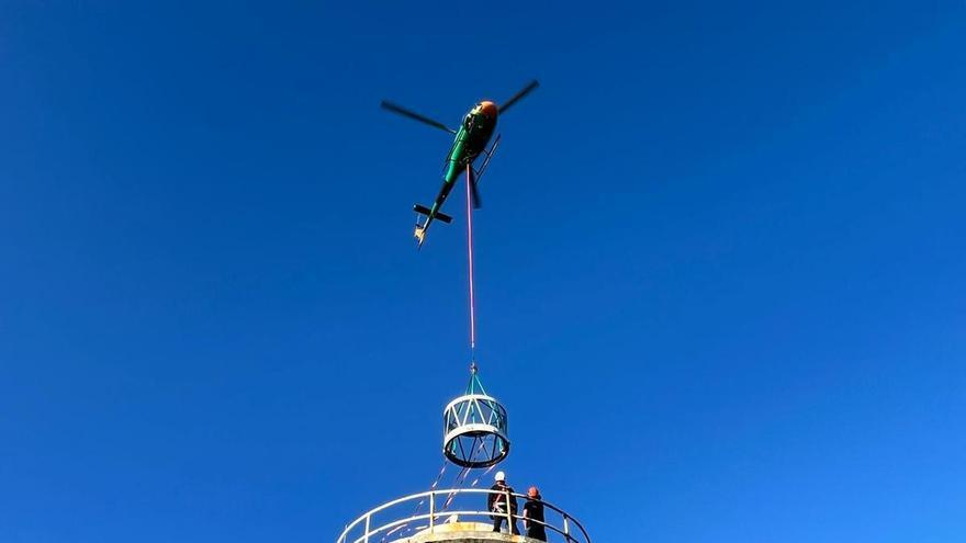 El Faro de las Islas Cíes renueva su luz mediante una singular operación realizada en helicóptero