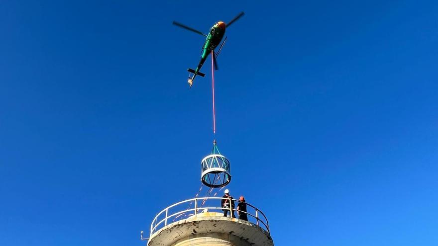 El Faro de las Islas Cíes  renueva su linterna con  la ayuda de un helicóptero